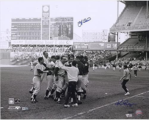 Празнична снимка на Йога Берры Ню Йорк Янкис, размер 16 x 20 см с автограф и Подпис на фотограф - Снимки на MLB с автограф